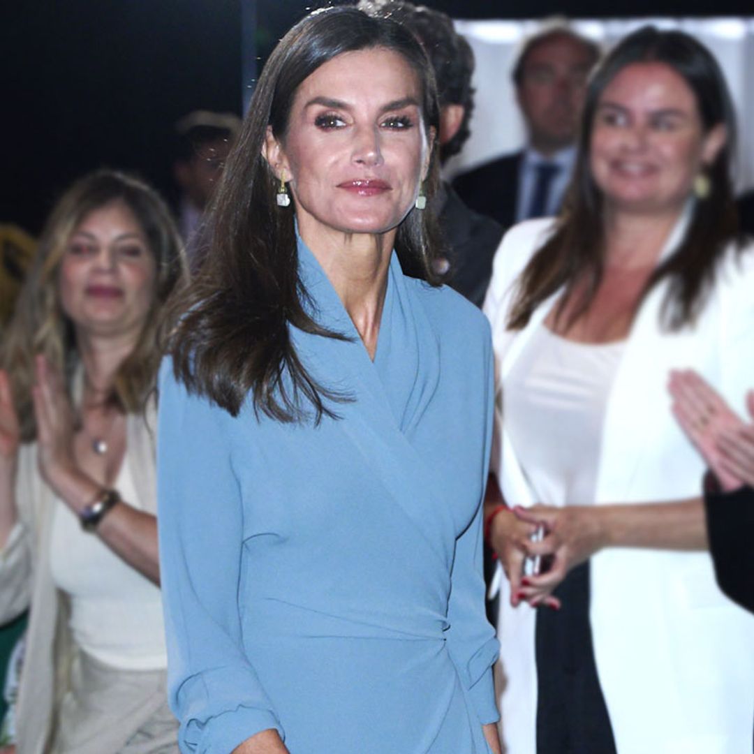 La reina Letizia, protagonista de un divertido video al pedir un libro dedicado a una influencer