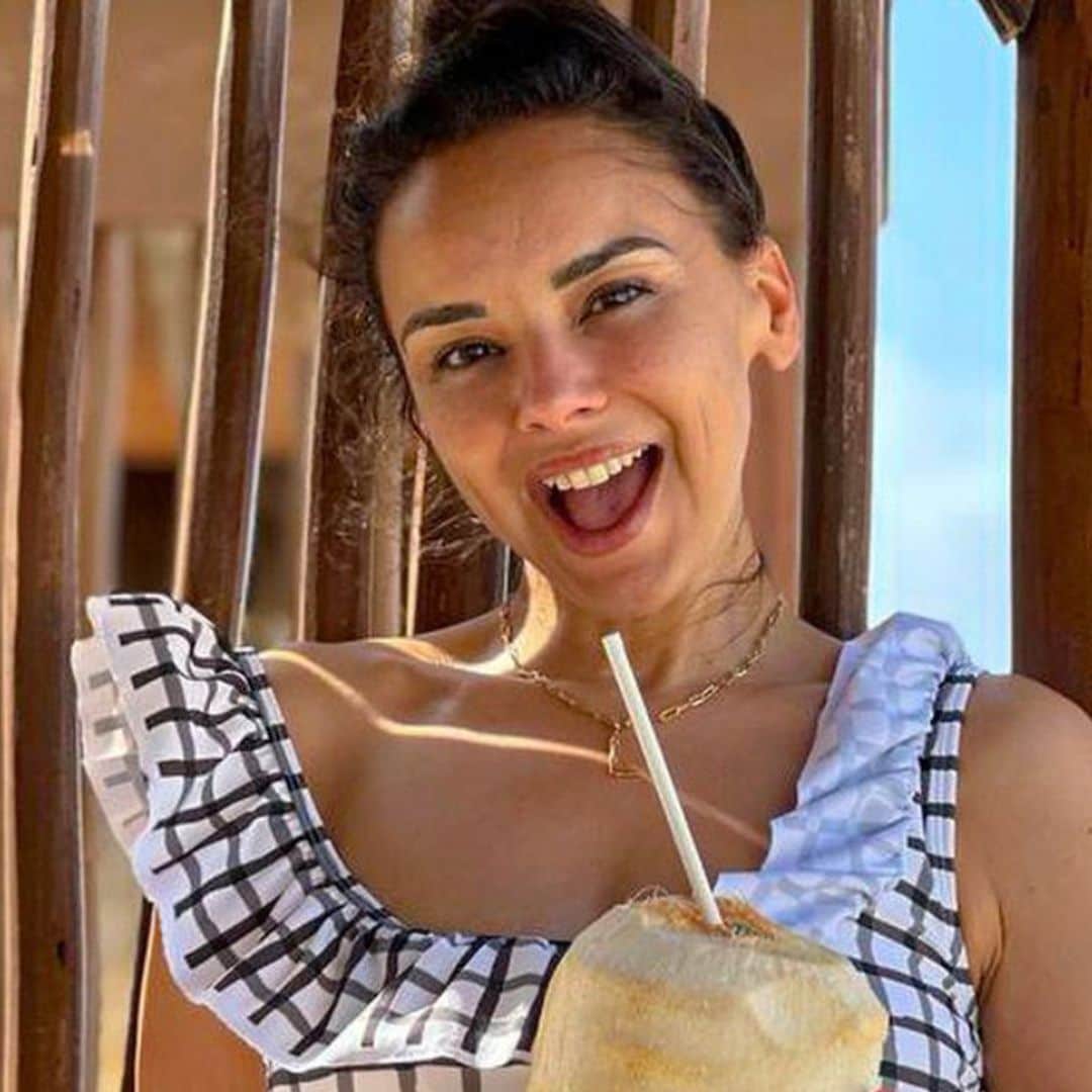 Chenoa presume de abdomen tonificado con un espectacular posado en bikini