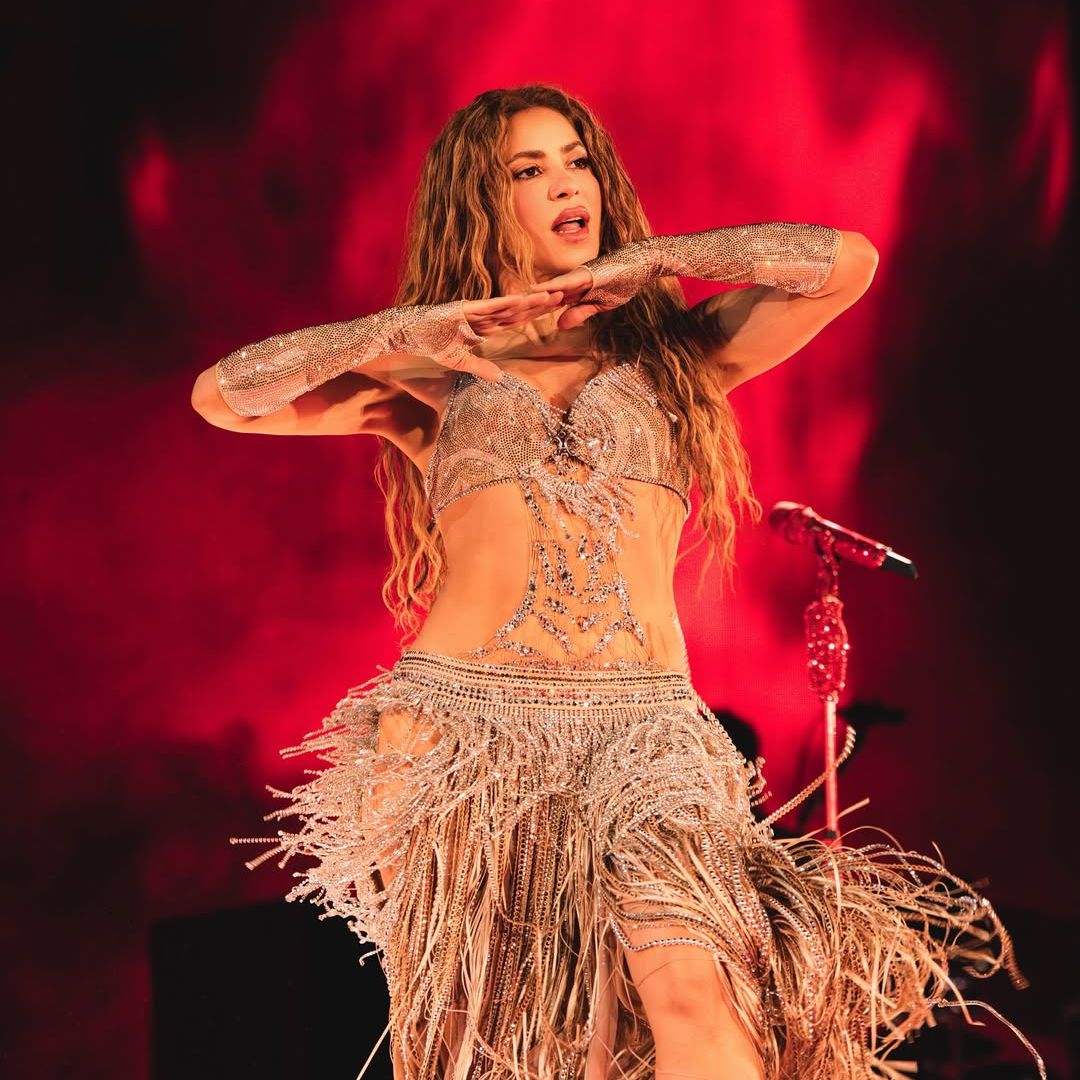 Shakira sorprendió con un look creado con cristales Swarovski