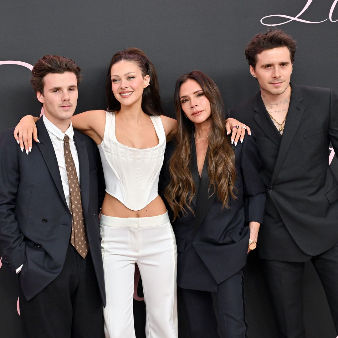 Victoria Beckham junto a sus hijos, Cruz y Brooklyn, y Nicola Peltz