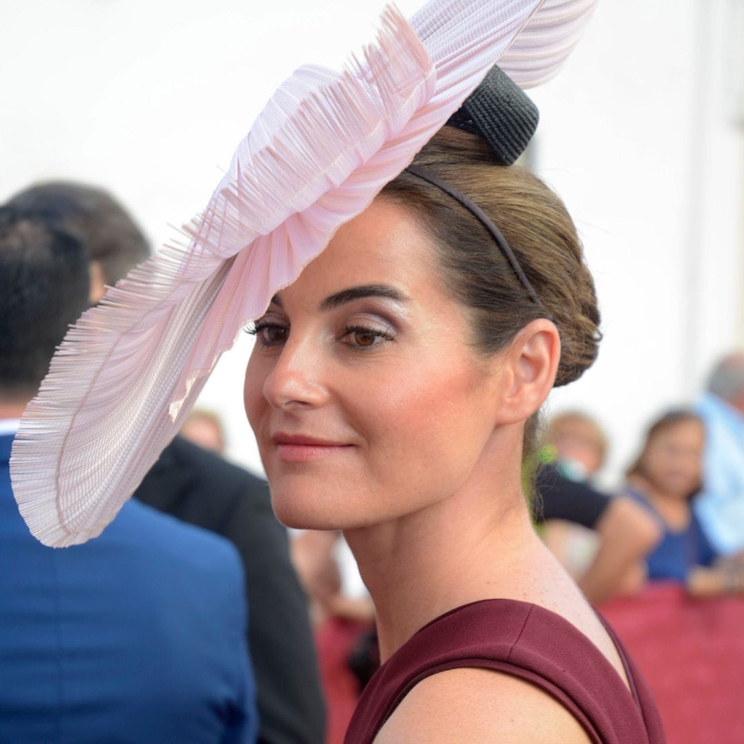 Rosario Domecq, la invitada más elegante: vestido marrón chocolate y tocado XL en la boda de Manuela Delclaux en Jerez