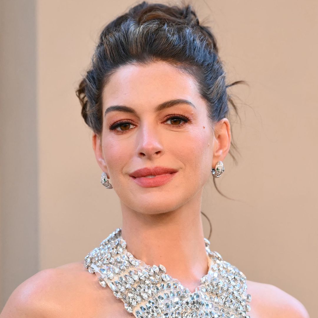 Anne Hathaway en el estreno de La Odisea en Nueva York con moño alto y maquillaje natural