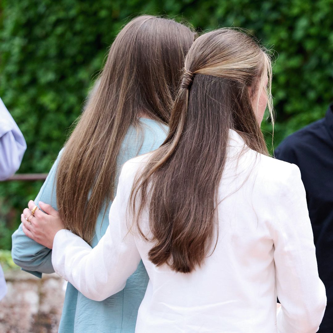 La infanta Sofía eligió un sastre de Rivera en tono verde agua y la Reina, otro de Sfera y bolso de Carolina Herrera