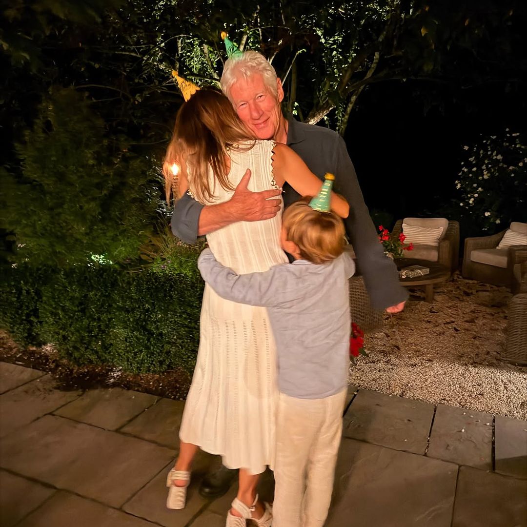 Richard Gere celebra sus 77 años con un baile improvisado junto a Alejandra Gere, el abrazo de su hijo y una preciosa declaración de amor