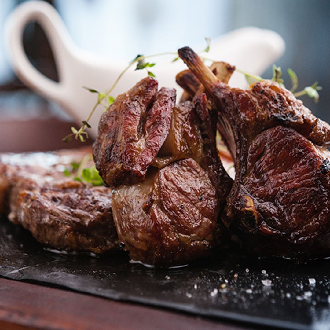 Cabrito al horno con setas y patatas, un delicioso plato de nuestro recetario más tradicional