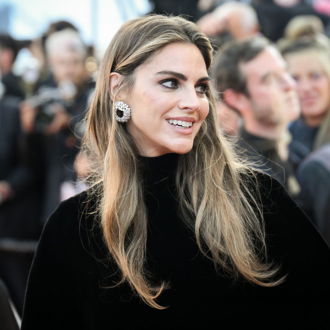 Amaia Salamanca impacta en la noche final de Cannes con un dramático look de terciopelo, pedrería y guantes largos