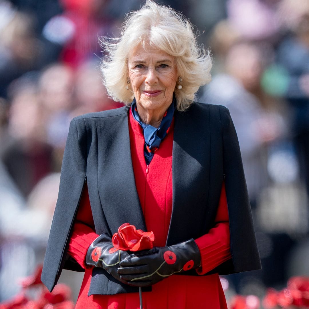 La reina Camilla lanza un emotivo mensaje con sus nuevos guantes de amapolas en Londres