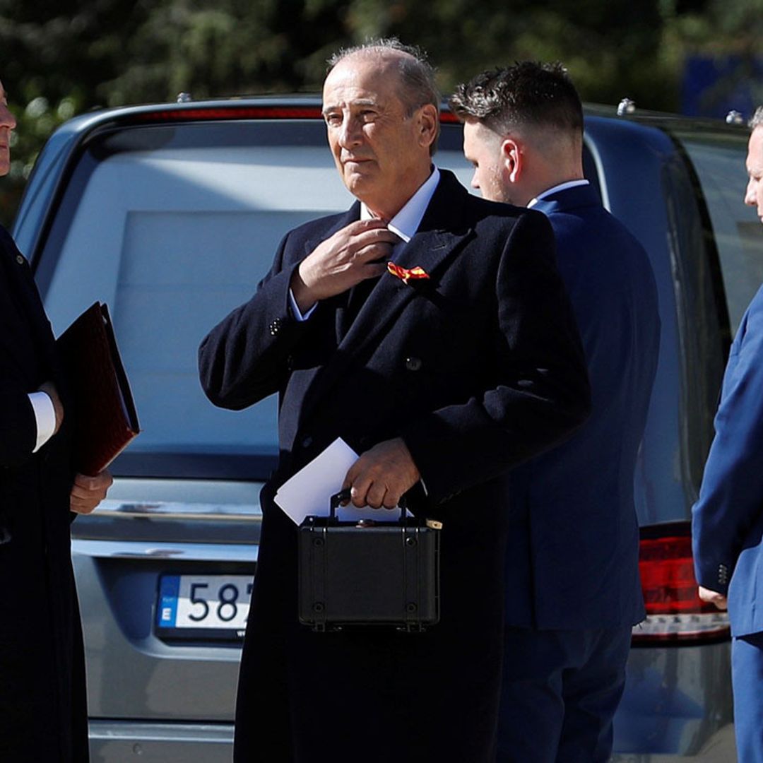 ¡Misterio resuelto! Desvelamos qué contenía el maletín que llevaba Francis Franco durante la exhumación