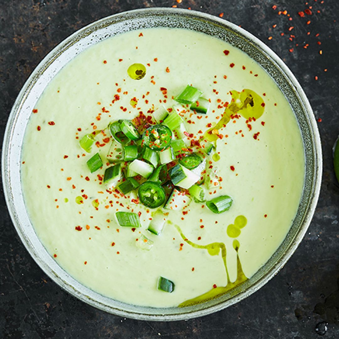 Sopa de pepino y aguacate con yogur