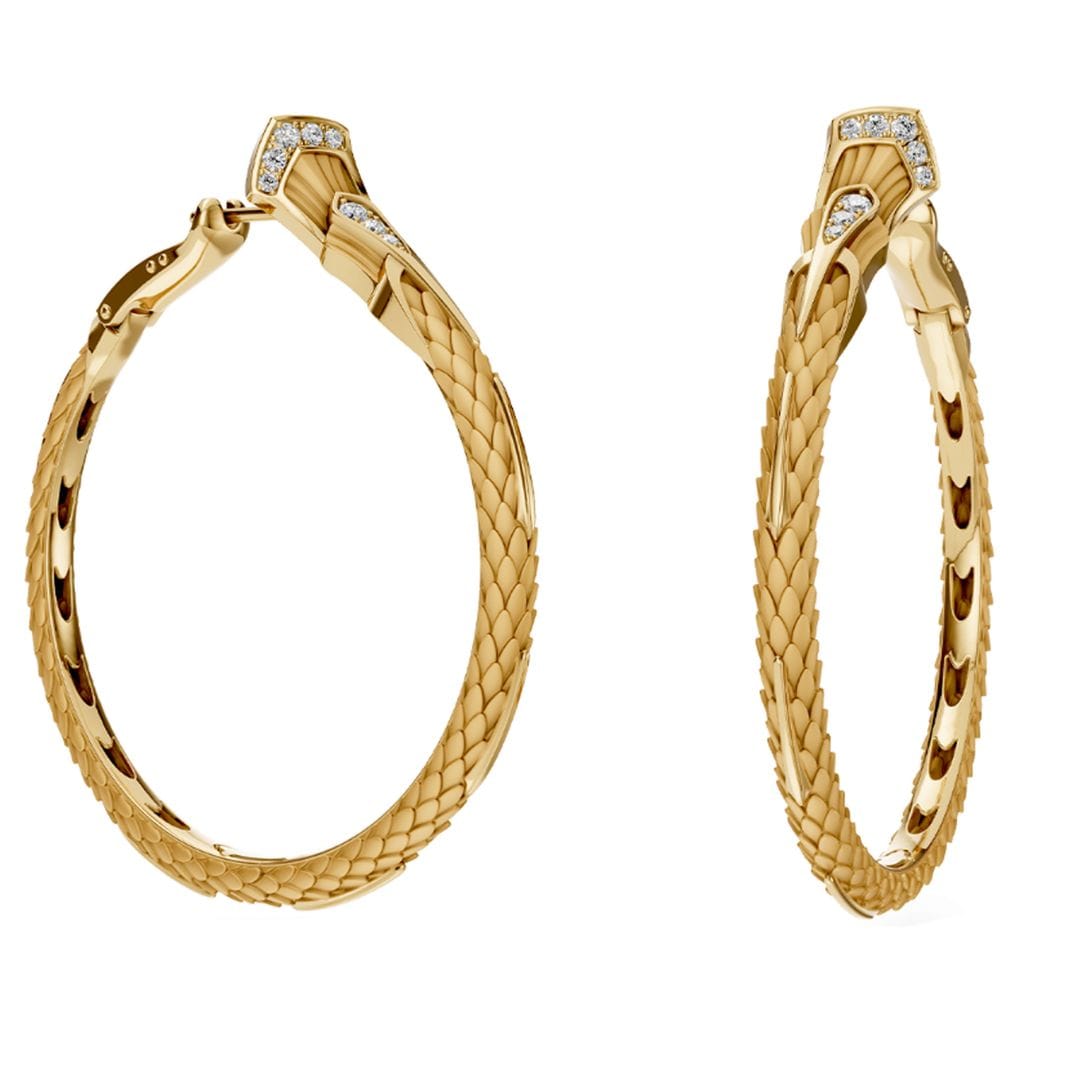 Pendientes de oro con diseño  de escamas, adornado con diamantes blancos (11.110 €), de Carrera y Carrera