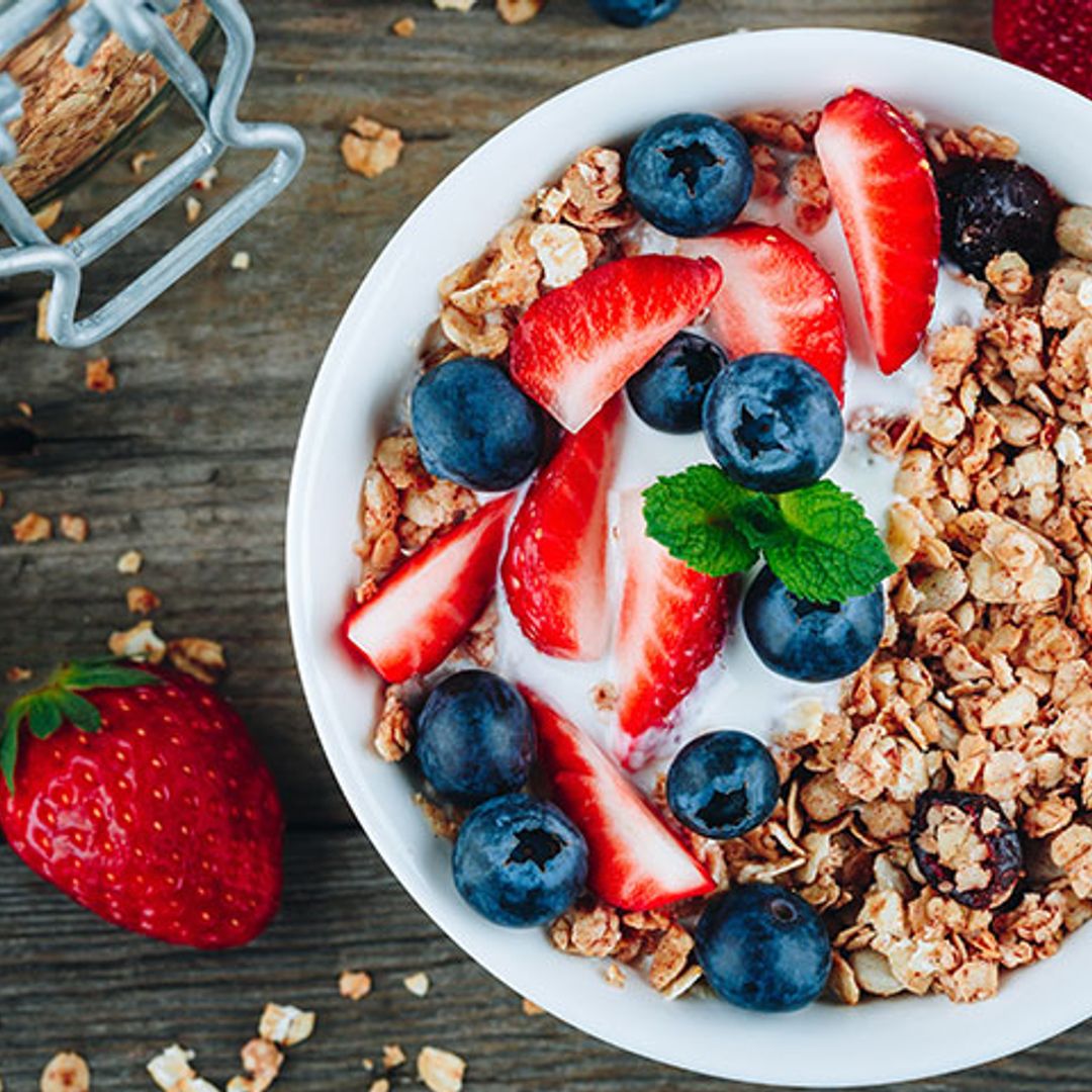 Granola con fresas y arándanos