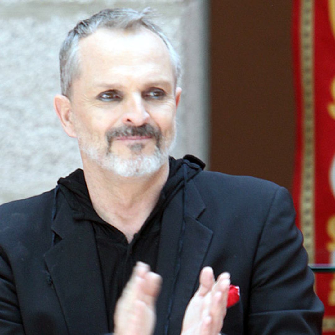 Miguel Bosé posa por primera vez con sus hijos en un estreno