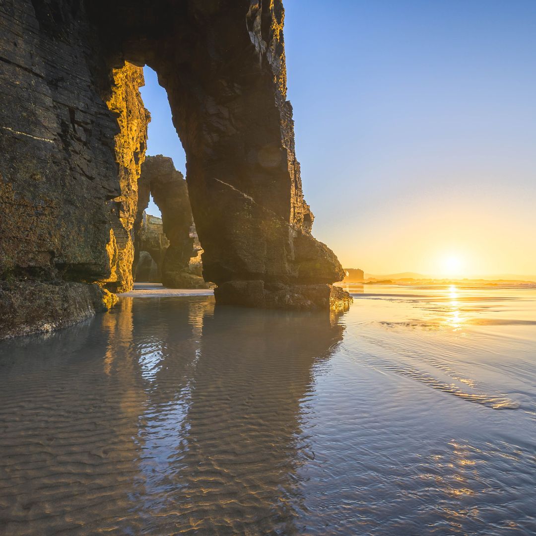 Playa de las Catedrales con las primeras luces del día, Lugo