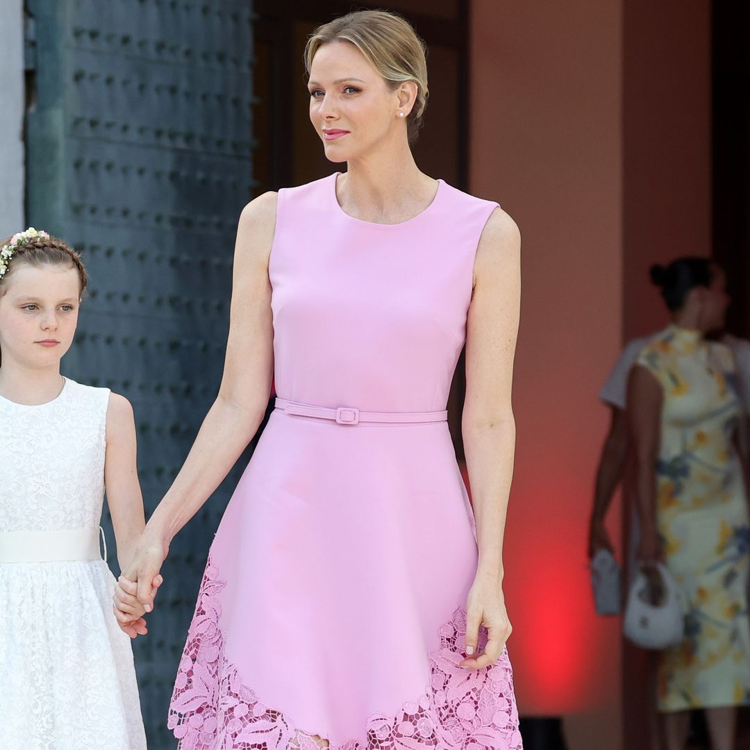 Ni Grace Kelly ni Carolina de Mónaco: Charlene se viste de rosa para contar su propia historia