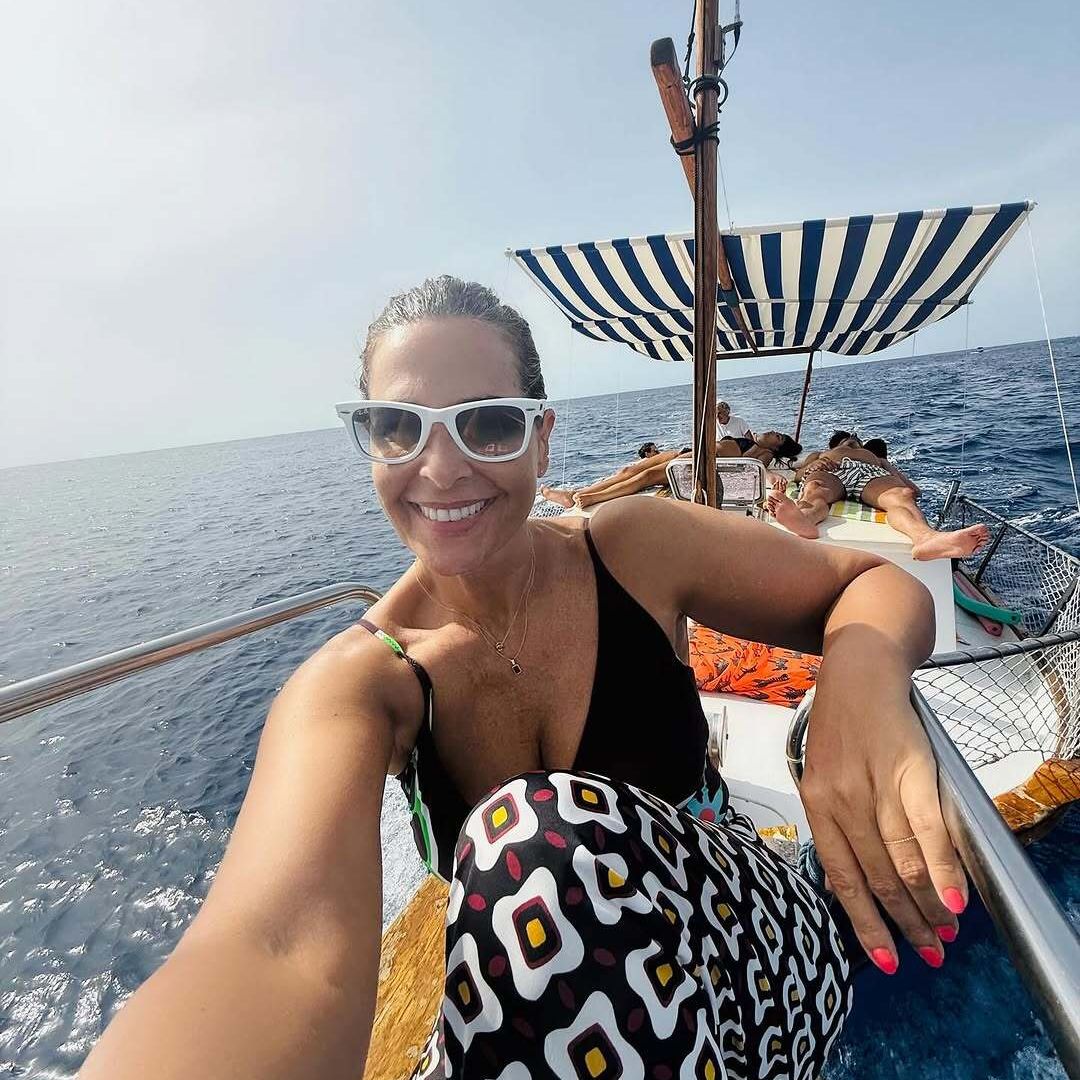 Nuria Roca y Juan del Val, espectaculares en bañador, a sus 53 y 54 años, en Menorca