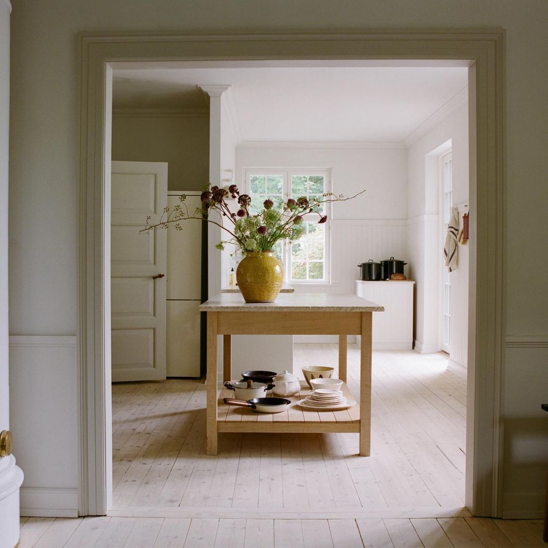 Tu casa no necesita más muebles, sino mejores: la tendencia deco que apuesta por espacios más ligeros y personales