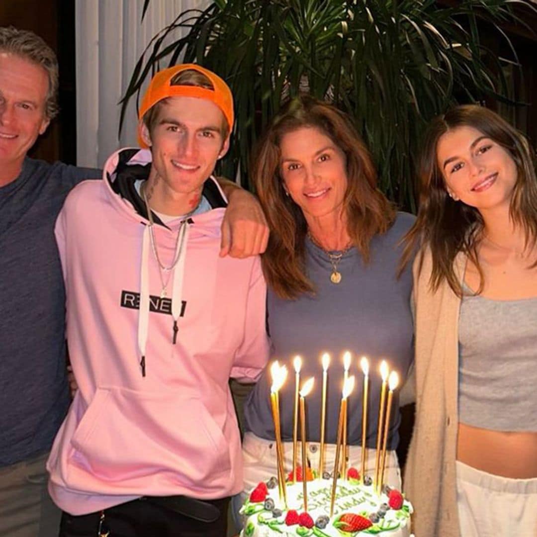 Cindy Crawford y su marido celebran su 26 aniversario de boda, felices junto a sus hijos Kaia y Presley Gerber