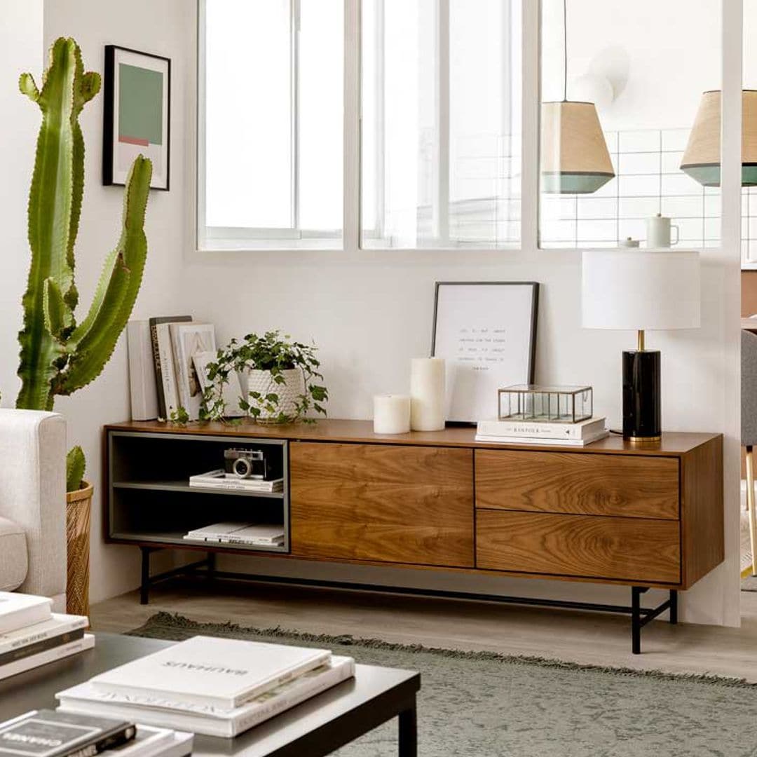 Muebles de salón bonitos en los que poner (o no) el televisor
