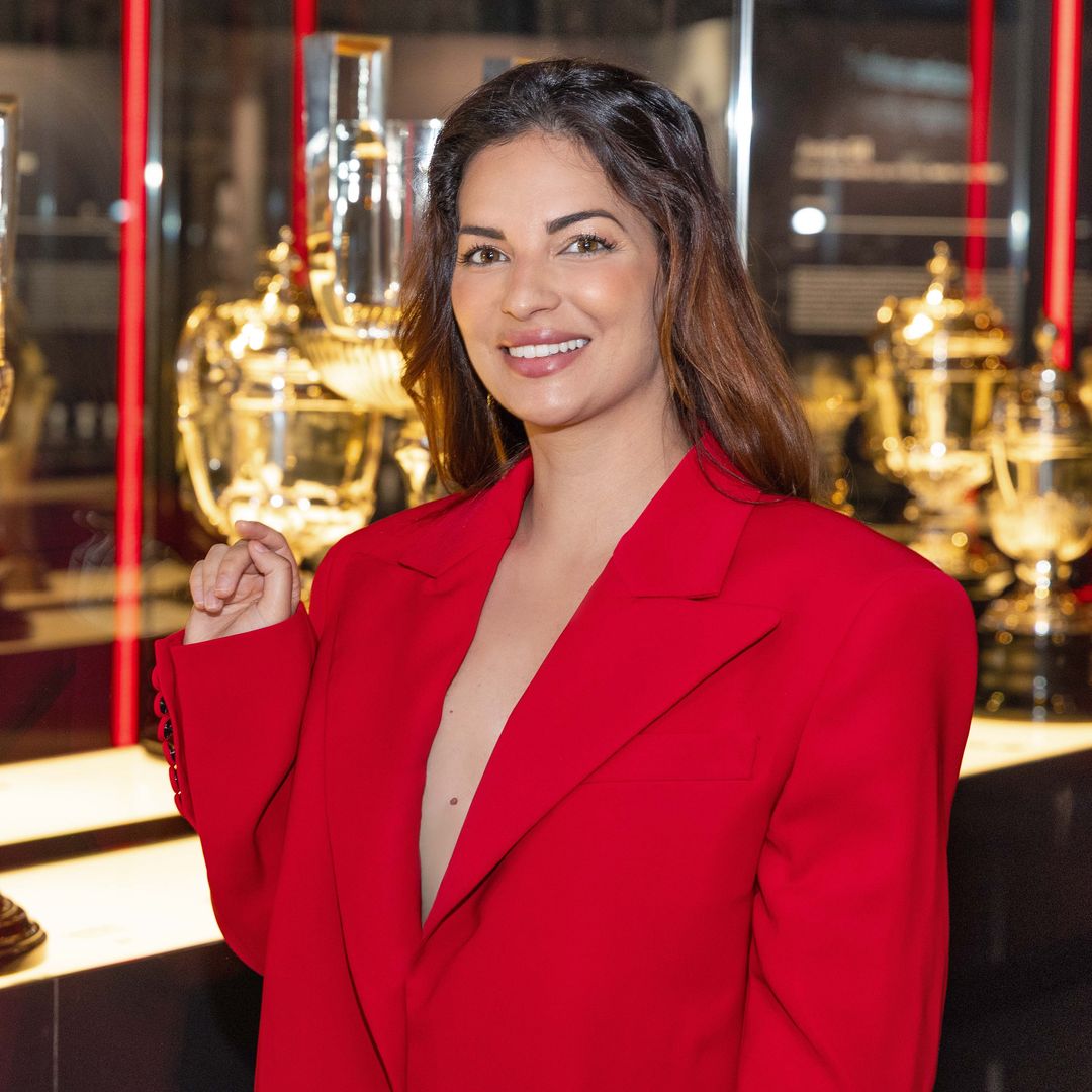 Beatriz Espejel junto a parte de los trofeos de Atlético de Madrid