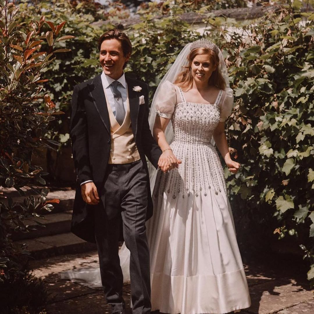 La boda sorpresa de Beatriz de York hace 6 años: un vestido de Isabel II y una tiara que antes fue un collar de la reina Victoria
