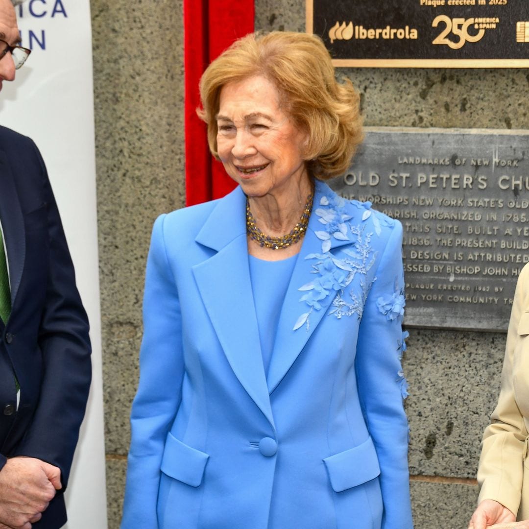De la boda de Almeida a Nueva York: la reina Sofía recupera su traje azul con flores 3D
