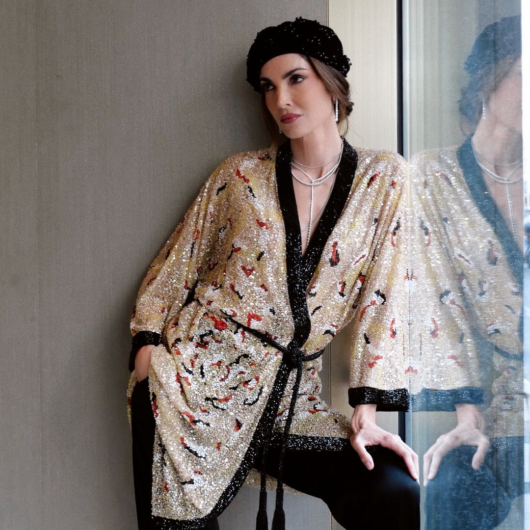 Eugenia Silva impacta en Milán con un kimono de pedrería y maquillaje improvisado