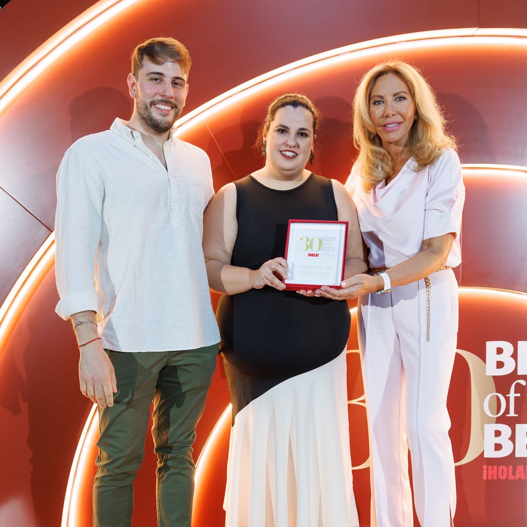 Norma Duval entrega el premio a Javier García Fernández - PR Marriott International, The Ritz-Carlton Tenerife, Abama