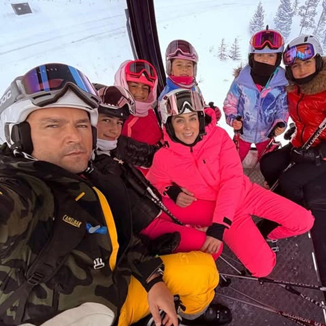Jacky Bracamontes y Martín Fuentes viven unas espectaculares vacaciones en la nieve junto a sus hijas