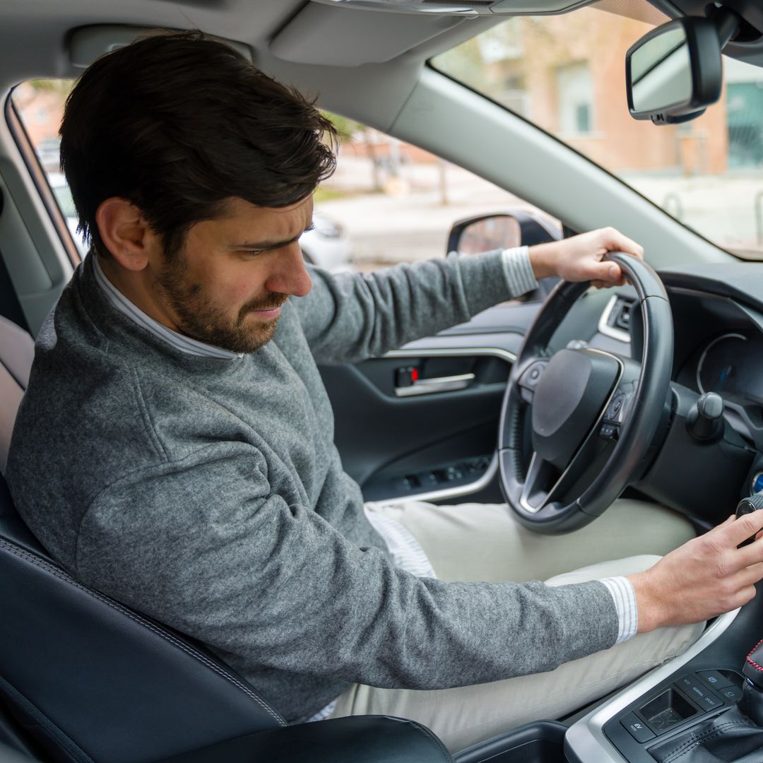 La multa de 100 euros por esperar dentro del coche con el motor encendido que casi nadie conoce