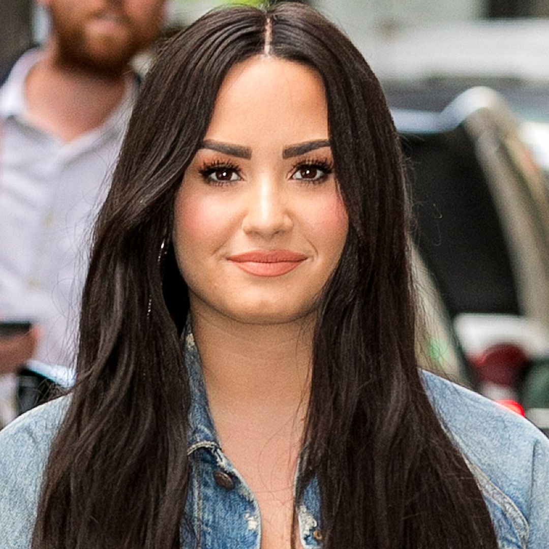 Demi Lovato se mima tras su ruptura y se envía flores a sí misma