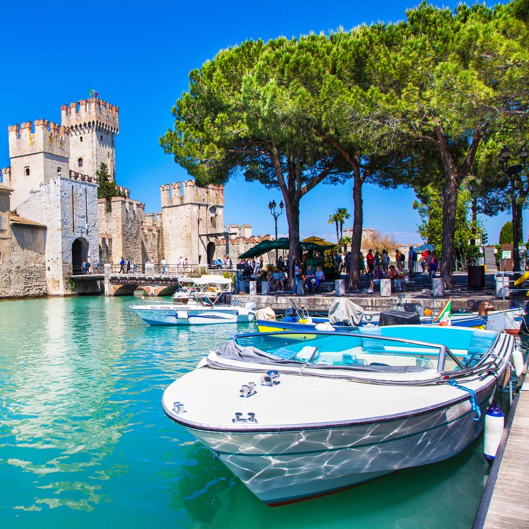 Así es el lago de Garda: enmarcado por los Alpes y con pueblos medievales posados en sus orillas