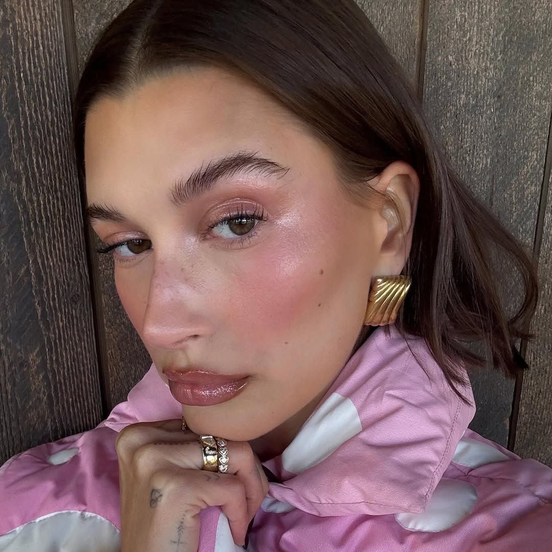 Hailey Bieber estrena nuevo 'look' y regresa a su icónico 'bob-cut'