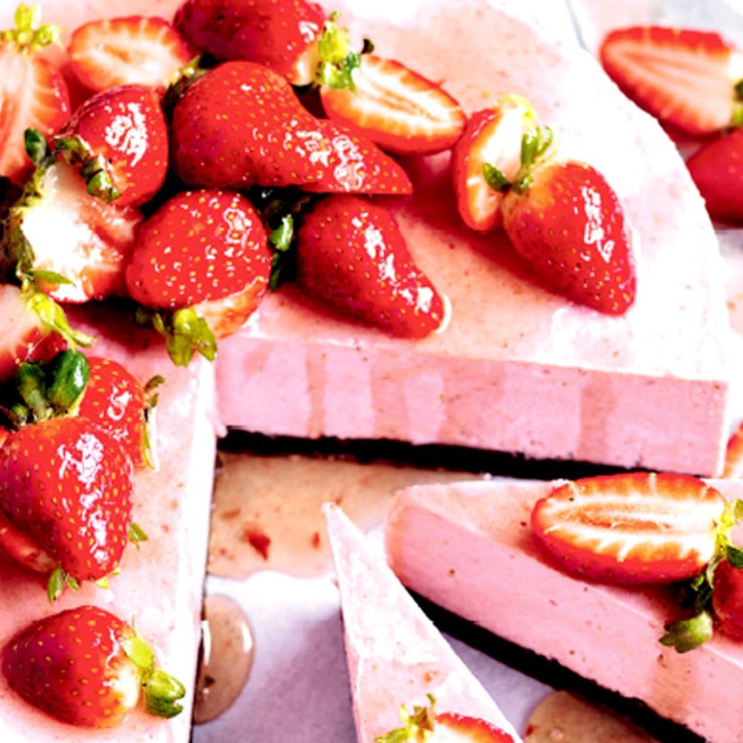 Tarta 'brownie' helada de queso y fresas