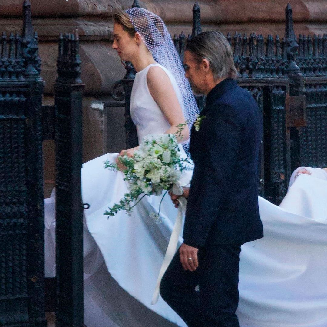 Maya Hawke, acudiendo al altar, acompañada por su padre