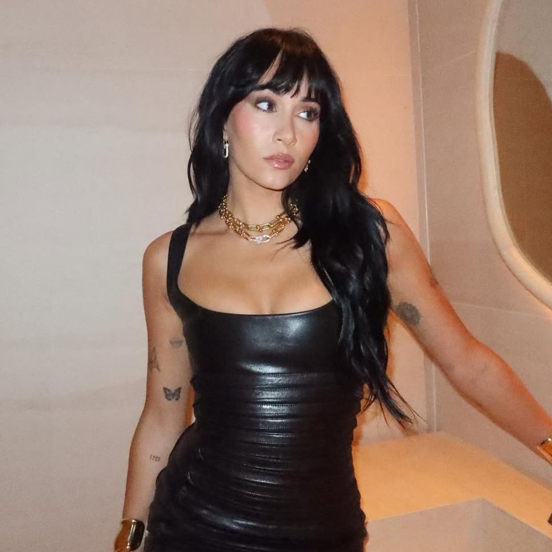 Aitana con un vestido de cuero negro