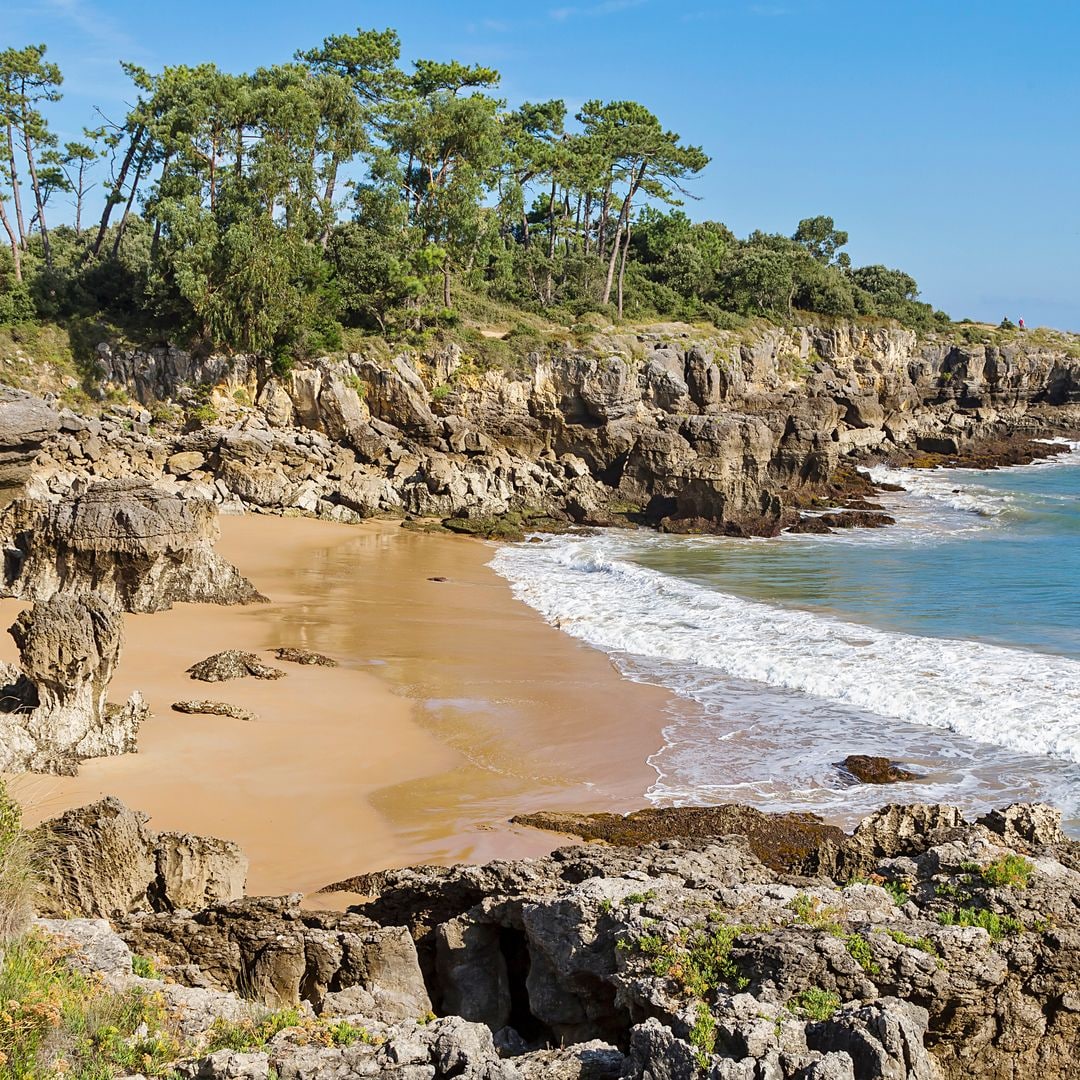 Estas son las nuevas playas españolas que lucen Bandera Azul en 2025 por su calidad ambiental, seguridad y servicios
