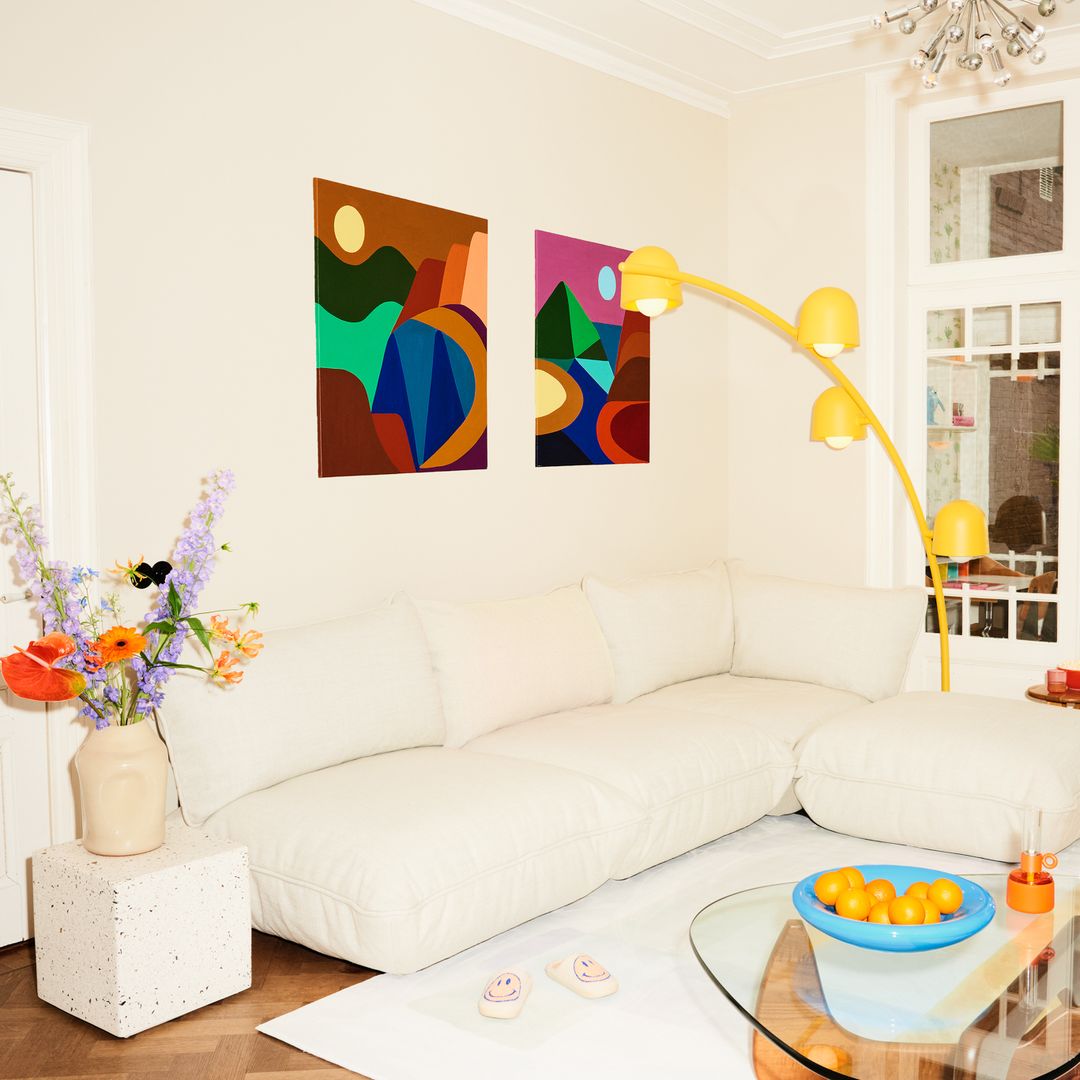 Atrévete con el color: cómo un sofá, cabecero o alfombra pueden transformar tu casa sin perder el equilibrio