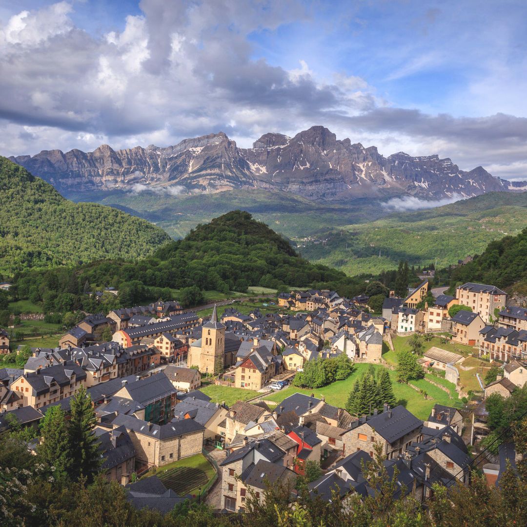 Panorámica del pueblo de Panticosa en los Pirineos de Huesca