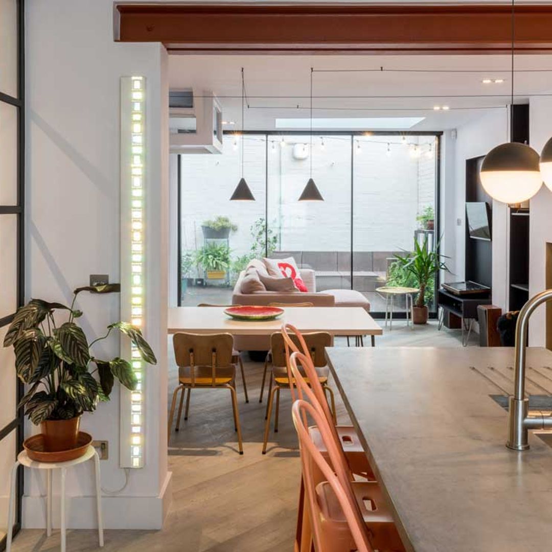 Una casa con patio antes y después de la reforma
