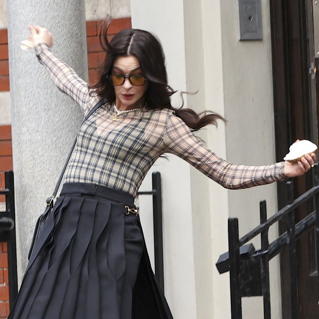 Anne Hathaway cae... pero se levanta con estilo como toda una reina