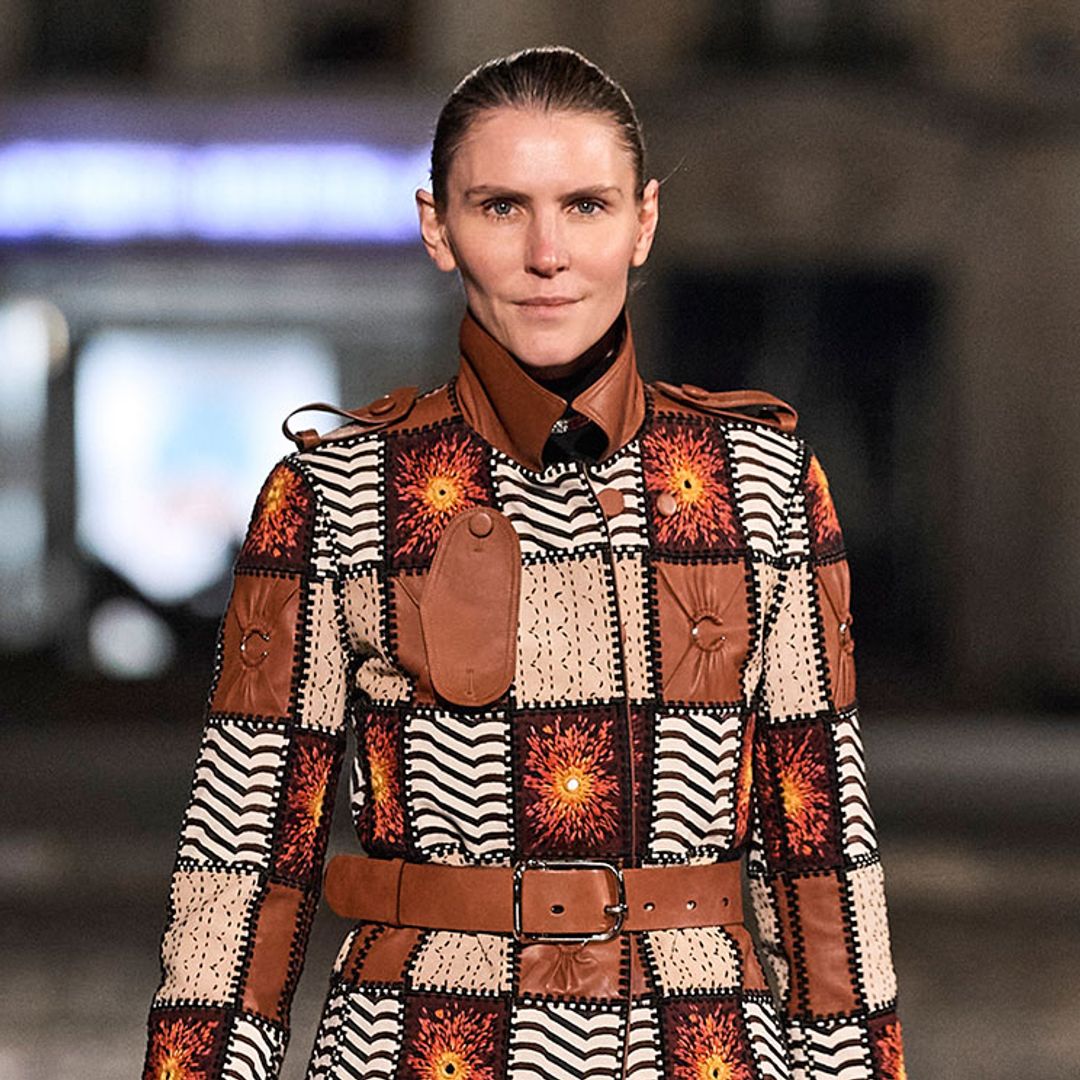 La diseñadora de las 'royals' Gabriela Hearst debuta en Chloé y desfila como modelo