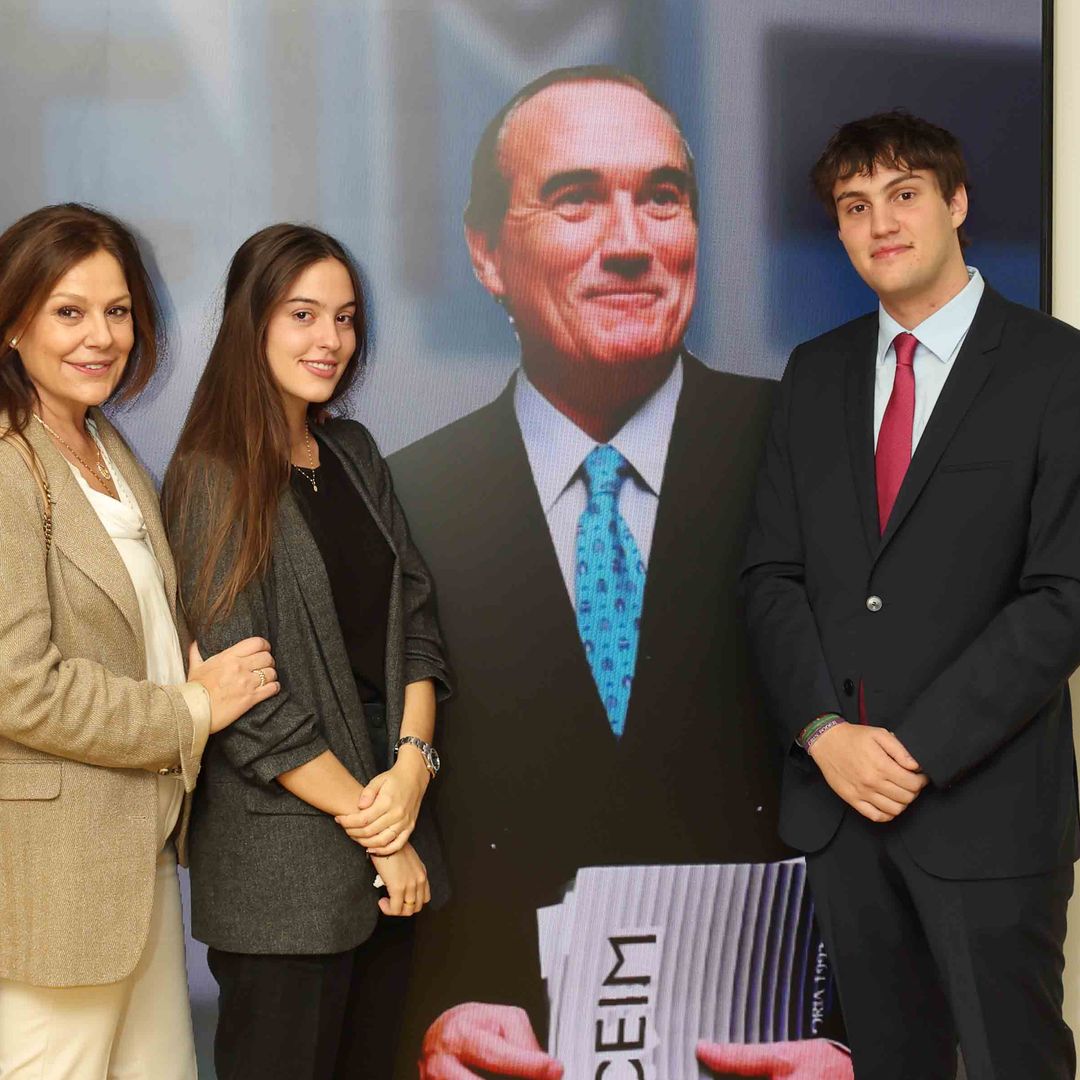Nuria González y sus hijos, emocionados en el homenaje a Fernando Fernández-Tapias en el segundo aniversario de su muerte