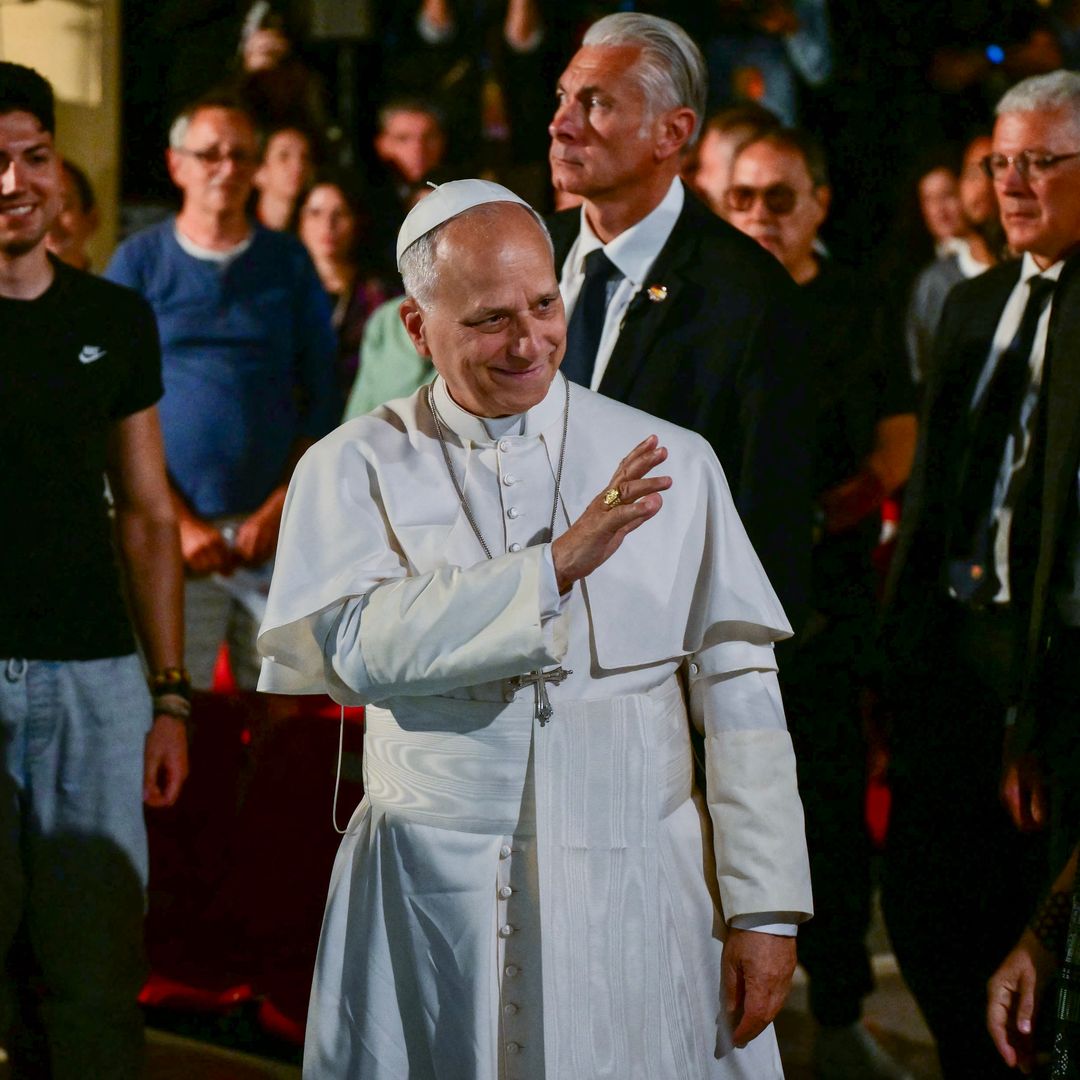El papa León XIV saluda a varios internos durante su visita a la prisión de Brians 1, en Sant Esteve Sesrovires (Barcelona), el 10 de junio de 2026