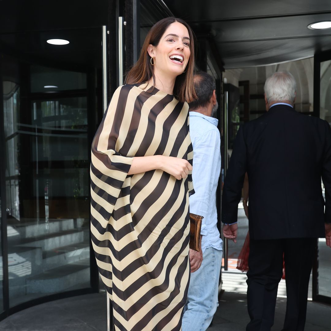 Sofía Palazuelo deslumbra con su look premamá en la ópera y lo remata con sandalias planas de Massimo Dutti