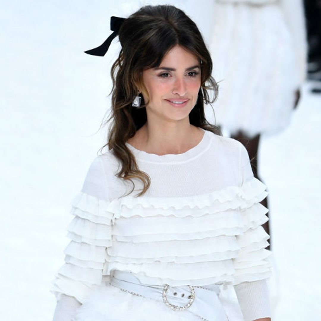 Penélope Cruz, la inesperada modelo de Chanel en el desfile de despedida a Karl Lagerfeld