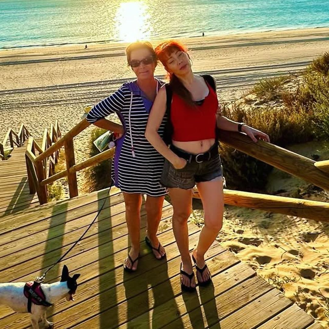Ivana junto a su madre Paloma en la playa