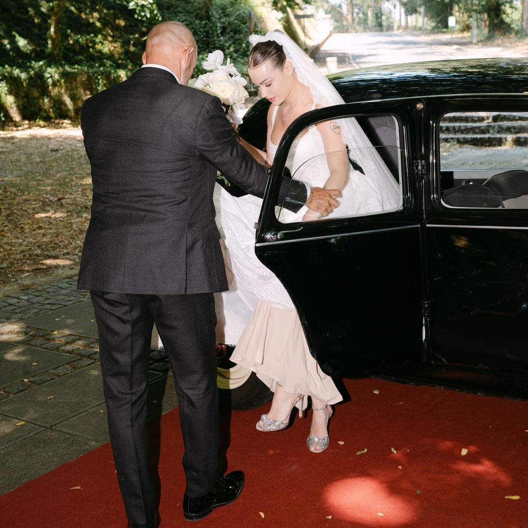 Nadia saliendo del coche a la entrada de la iglesia con ayuda de su padre, Paco Jémez