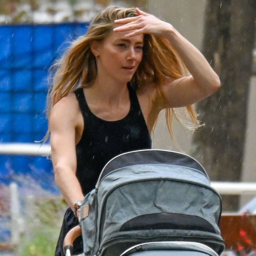 Amber Heard muestra su ejercitada figura mientras pasea a sus bebés por Madrid