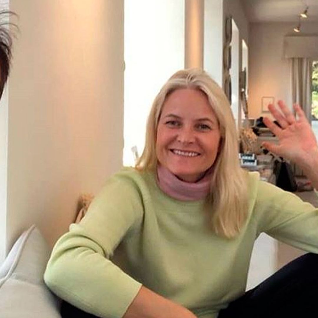 Trabajando desde casa, tejiendo y en familia: así pasan Mette-Marit y Haakon de Noruega estos días