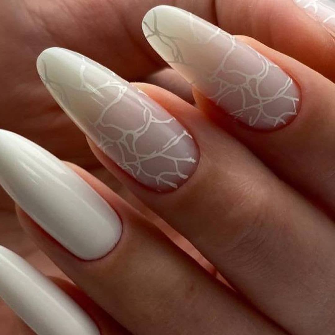 12 manicuras blancas ideales que te convencerán este invierno